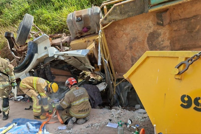 Caminhão capota e motorista fica preso às ferragens na BR-381, na Grande BH - Foto: Divulgação/CBMMG