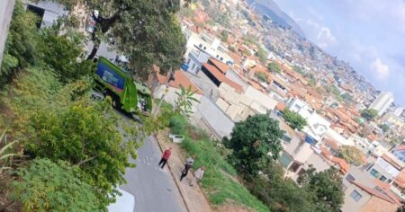 Caminhão da SLU bate em poste e derruba fiação no Barreiro, em BH - Foto: Reprodução/Redes Sociais