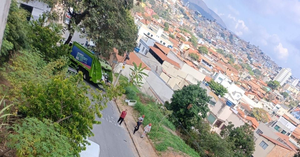Caminhão da SLU bate em poste e derruba fiação no Barreiro, em BH - Foto: Reprodução/Redes Sociais