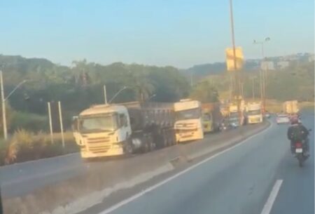 Acidente entre carretas provoca longo congestionamento no Anel Rodoviário, em BH Acidente entre carretas provoca longo congestionamento no Anel Rodoviário, em BH - Foto: Reprodução/Redes Sociais