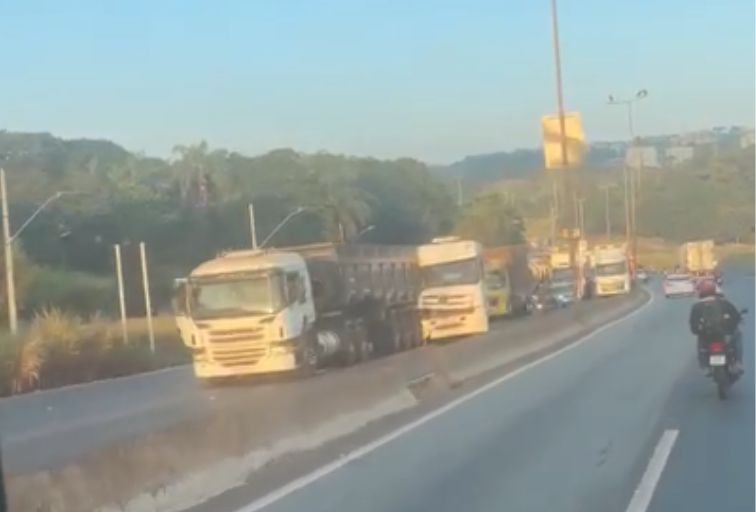 Acidente entre carretas provoca longo congestionamento no Anel Rodoviário, em BH Acidente entre carretas provoca longo congestionamento no Anel Rodoviário, em BH - Foto: Reprodução/Redes Sociais