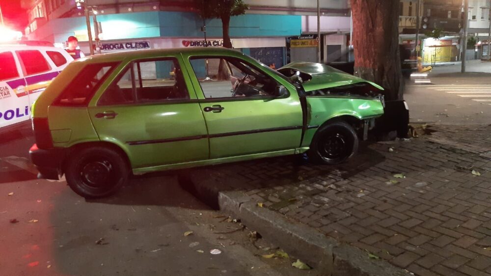 Motorista embriagado e sem CNH bate em árvore no Centro de BH - Foto: Reprodução/Redes Sociais
