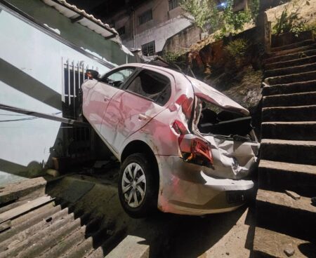 Motorista embriagado perde controle e carro invade casa de idosos em BH - Foto: Divulgação/Corpo de Bombeiros