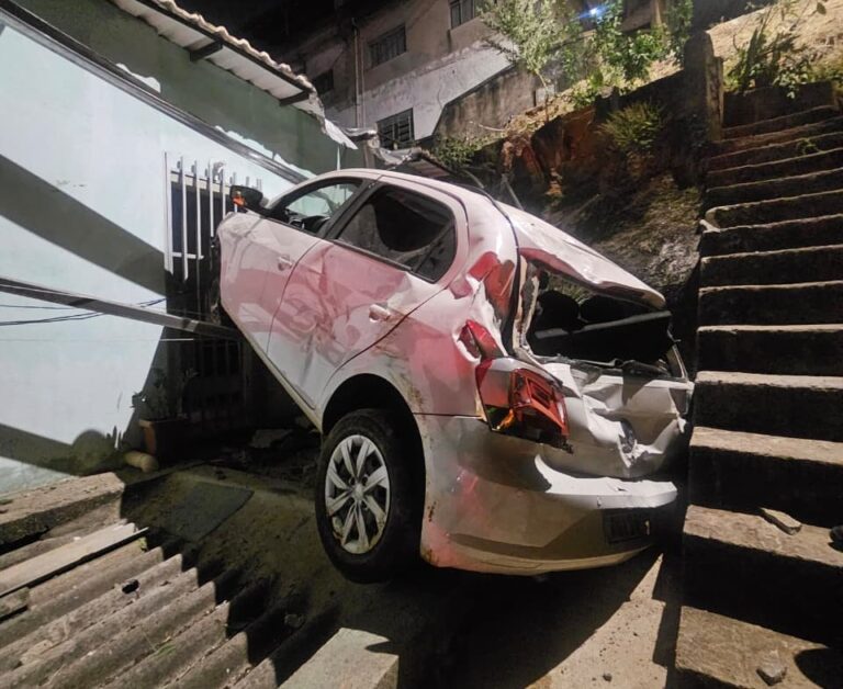 Motorista embriagado perde controle e carro invade casa de idosos em BH - Foto: Divulgação/Corpo de Bombeiros