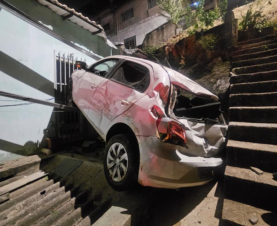 Motorista embriagado perde controle e carro invade casa de idosos em BH - Foto: Divulgação/Corpo de Bombeiros