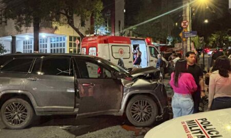 Duas pessoas ficam feridas após engavetamento em rua do bairro Santo Antônio, em BH Duas pessoas ficam feridas após engavetamento em rua do bairro Santo Antônio, em BH - Foto: Divulgação/CBMMG