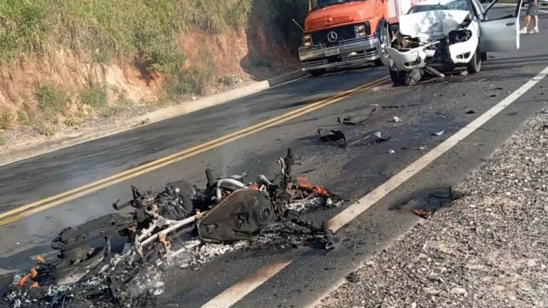 Mãe e filho morrem em batida entre moto e carro no Sul de Minas - Foto: Divulgação/Polícia Militar Rodoviária
