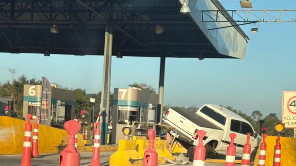 Motorista bate caminhonete em pedágio e fica ferido em rodovia de MG - Foto: Reprodução