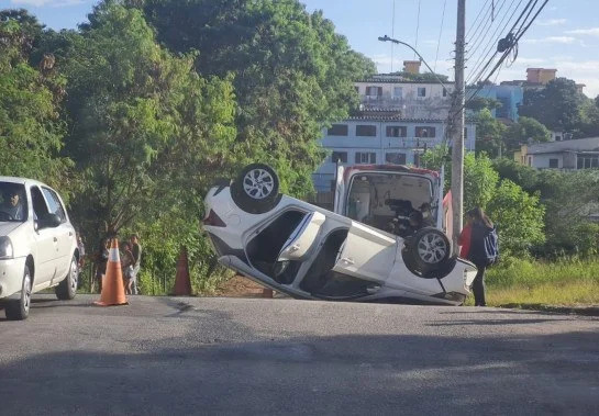Batida entre carros termina em capotamento e deixa três feridos em BH Batida entre carros termina em capotamento e deixa três feridos em BH - Foto: Divulgação/Corpo de Bombeiros