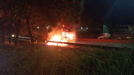 BR-381: Morre carbonizado motorista após carreta com produto tóxico pegar fogo - Foto: Reprodução/Redes Sociais