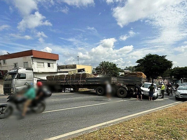 Carreta bate em poste e fecha parcialmente a Avenida Antônio Carlos, em BH - Foto: Divulgação/BHTrans