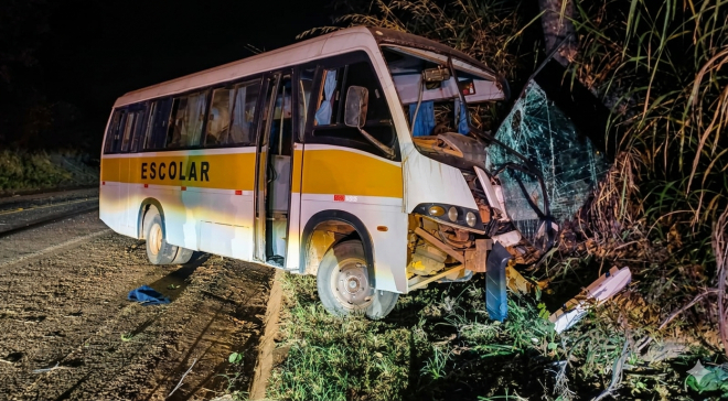 Caminhão invade contramão e bate em micro-ônibus na BR-040, em Paracatu - Foto: Divulgação/Corpo de Bombeiros