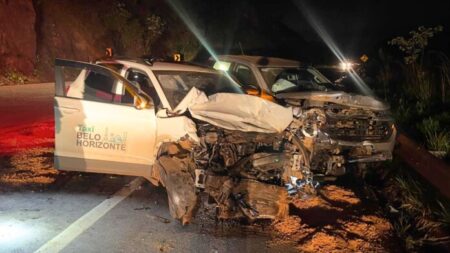Acidente frontal entre picape e táxi deixa duas pessoas feridas na BR-356, em Itabirito Acidente frontal entre picape e táxi deixa duas pessoas feridas na BR-356, em Itabirito - Foto: Divulgação/Brigada de Itabirito