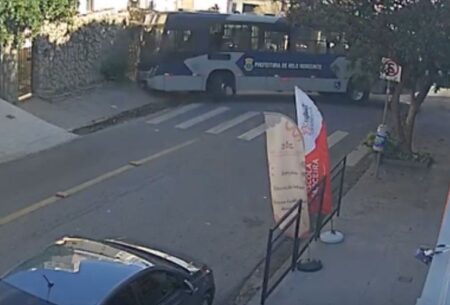 Ônibus bate em muro após falha mecânica no bairro Grajaú, em BH Ônibus bate em muro após falha mecânica no bairro Grajaú, em BH - Foto: Reprodução/Redes Sociais