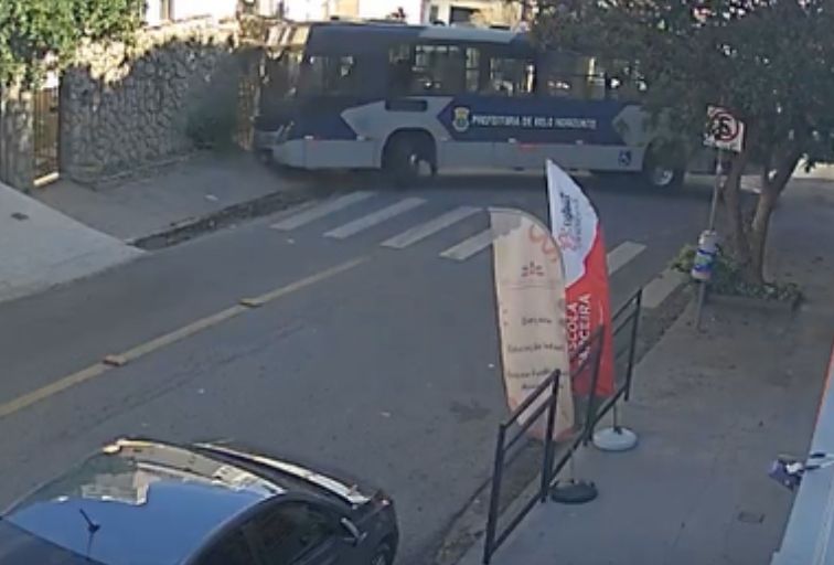Ônibus bate em muro após falha mecânica no bairro Grajaú, em BH Ônibus bate em muro após falha mecânica no bairro Grajaú, em BH - Foto: Reprodução/Redes Sociais
