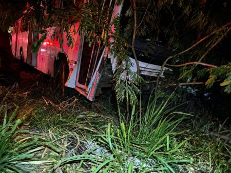 Ônibus com estudantes capota e deixa 46 feridos na BR-367, em Almenara - Foto: Divulgação/CBMMG
