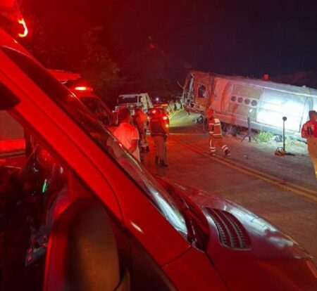 Acidente com ônibus que matou uma pessoa deixou 39 feridos na MGC-367, em Diamantina Acidente com ônibus que matou uma pessoa deixou 39 feridos na MGC-367, em Diamantina - Foto: Divulgação/CBMMG