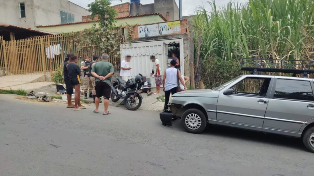 Acidente entre moto e carro deixa feridos em Vespasiano Acidente entre moto e carro deixa feridos em Vespasiano - Foto: Divulgação/CBMMG