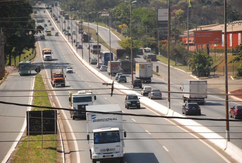 Caminhões serão multados nas faixas da esquerda e central no Anel Rodoviário, em BH - Foto: Divulgação/PBH