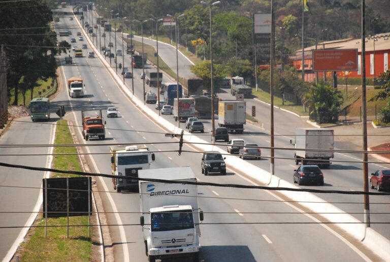 Caminhões serão multados nas faixas da esquerda e central no Anel Rodoviário, em BH - Foto: Divulgação/PBH