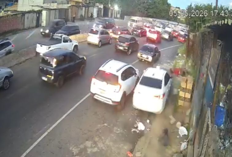 Homem é atropelado após acidente entre carros na BR-262, em BH; VÍDEO Homem é atropelado após acidente entre carros na BR-262, em BH - Foto: Imagens cedidas ao Por Dentro de Minas