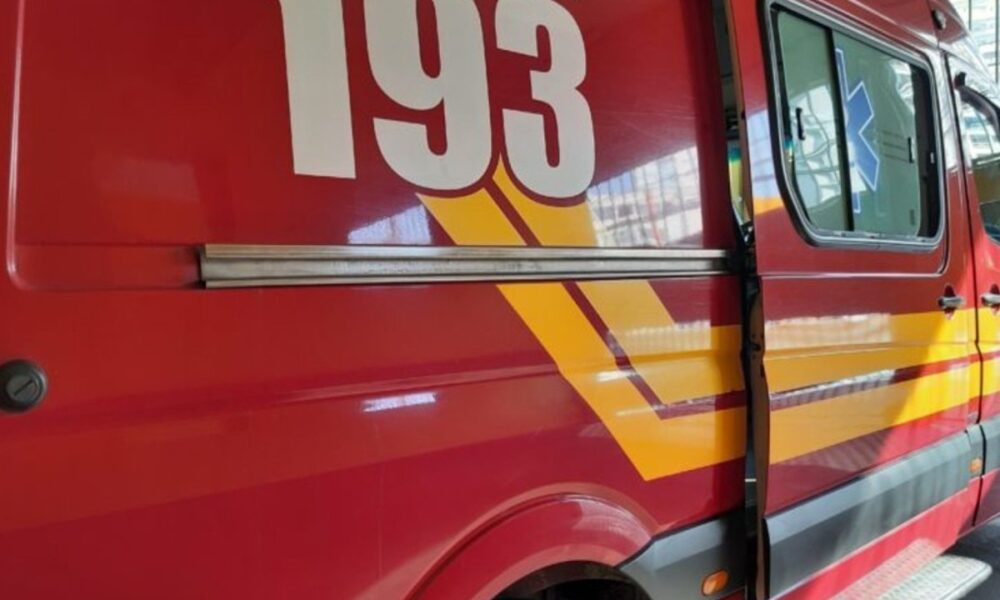 Mecânico fica ferido após ser prensado por carro em oficina de Contagem - Foto: Divulgação/Corpo de Bombeiros