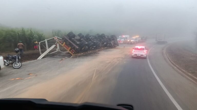 Carreta tomba na BR-381 e causa lentidão na Grande BH - Foto: Reprodução