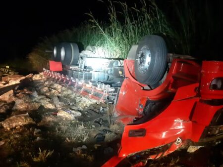 Caminhoneiro fica gravemente ferido após tombar veículo carregado de batatas na BR-262 em Luz - Foto: Divulgação/PRF