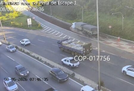 Carreta bi-trem utiliza área de escape do Anel Rodoviário pela 20ª vez em BH - Foto: Reprodução/BHTrans