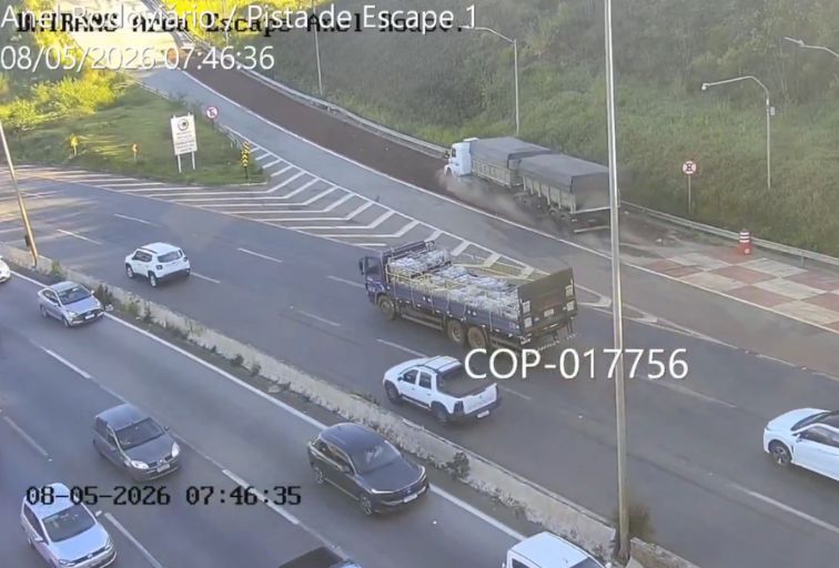 Carreta bi-trem utiliza área de escape do Anel Rodoviário pela 20ª vez em BH - Foto: Reprodução/BHTrans