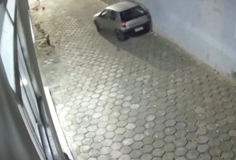 VÍDEO: Carro liga sozinho ao lado de cemitério em Minas Gerais - Foto: Reprodução/Redes Sociais