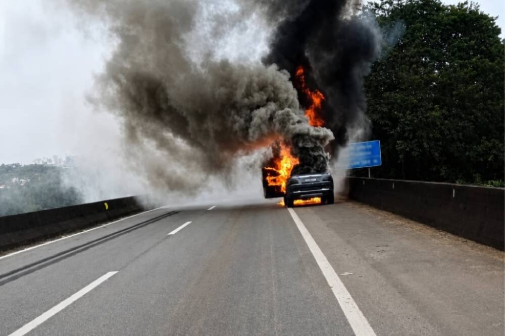 Carro pega fogo e interdita trecho da Rodovia Fernão Dias, em MG Carro pega fogo e interdita trecho da Rodovia Fernão Dias, em MG - Foto: Reprodução/Redes Sociais
