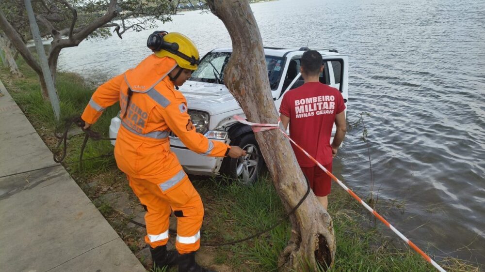Carro cai na lagoa na Grande BH; veja - Foto: Divulgação/CBMMG