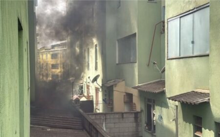 Incêndio criminoso atinge casa na Vila Barraginha, em Contagem - Foto: Divulgação / Corpo de Bombeiros