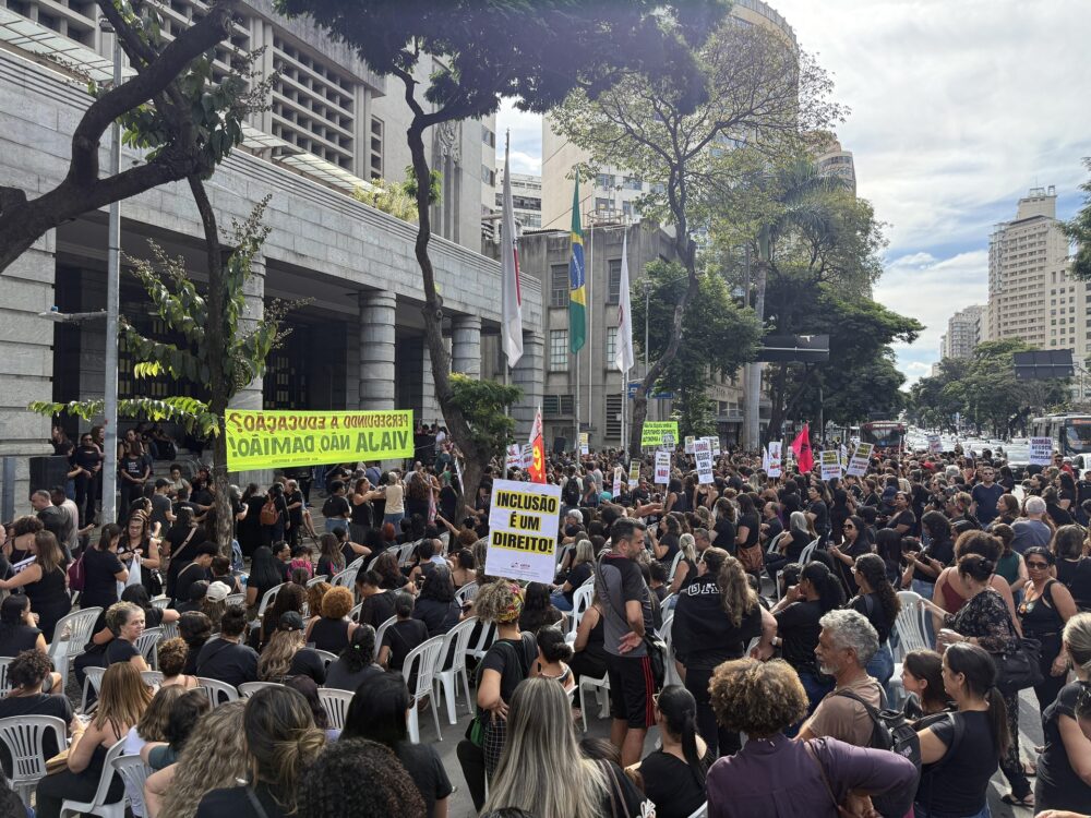 Professores mantêm greve em Belo Horizonte após assembleia na porta da PBH - Foto: Divulgação/Sind-REDE BH