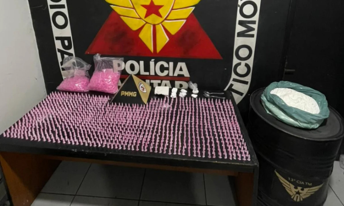 Jovem é preso com 12 quilos de cocaína e mais de mil pinos da droga em BH - Foto: Divulgação/PMMG
