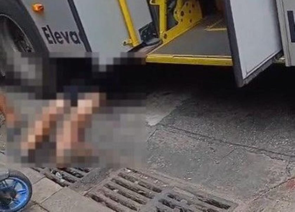 Ônibus atropela homem e deixa vítima presa sob o coletivo no Centro de BH - Foto: Divulgação/Corpo de Bombeiros