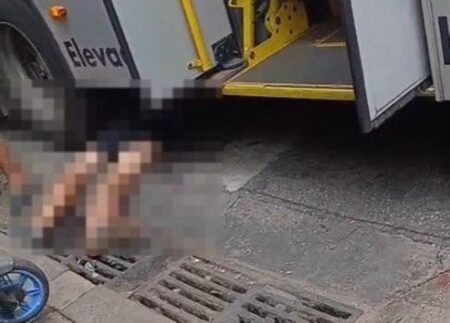 Ônibus atropela homem e deixa vítima presa sob o coletivo no Centro de BH - Foto: Divulgação/Corpo de Bombeiros