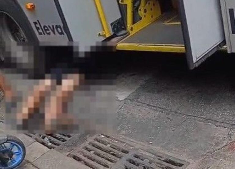 Ônibus atropela homem e deixa vítima presa sob o coletivo no Centro de BH - Foto: Divulgação/Corpo de Bombeiros