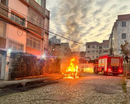 Homem ateia fogo em carro estacionado em avenida do bairro Salgado Filho, em BH Homem ateia fogo em carro estacionado em avenida do bairro Salgado Filho, em BH - Foto: Divulgação/CBMMG