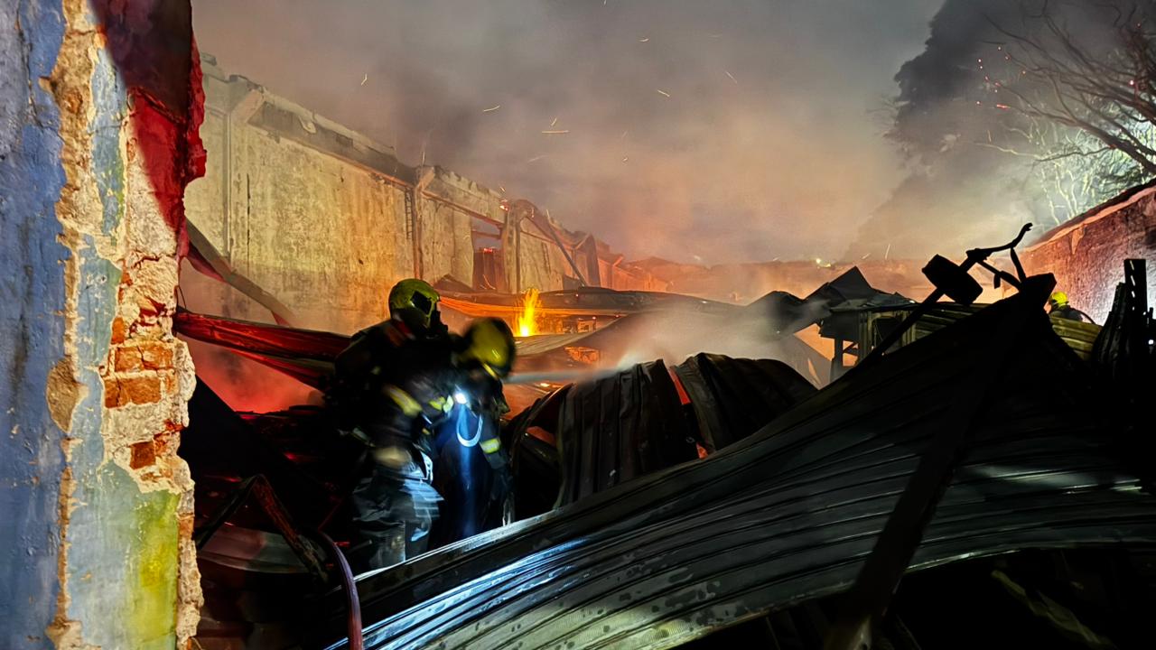 Incêndio de grandes proporções atinge galpão no bairro Calafate, em BH - Foto: Divulgação/CBMMG