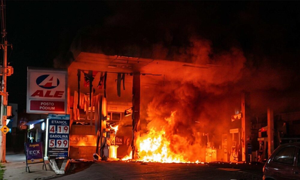 Carro bate em bomba e provoca incêndio em posto na Grande BH; VÍDEO - Foto: Divulgação/CBMMG
