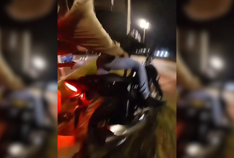 VÍDEO: Motociclista tenta fugir de blitz, mas é flagrado com drogas no Anel Rodoviário, em BH VÍDEO: Motociclista tenta fugir de blitz, mas é flagrado com drogas no Anel Rodoviário, em BH - Foto: Reprodução/@tenente_augusto