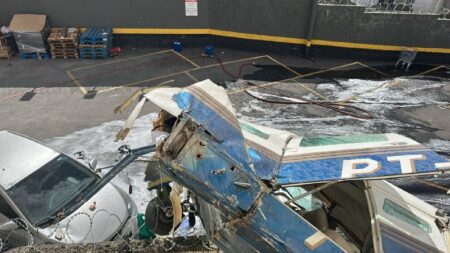 Destroços de avião que atingiu prédio em BH são retirados após mais de 24 horas - Foto: Divulgação/Corpo de Bombeiros