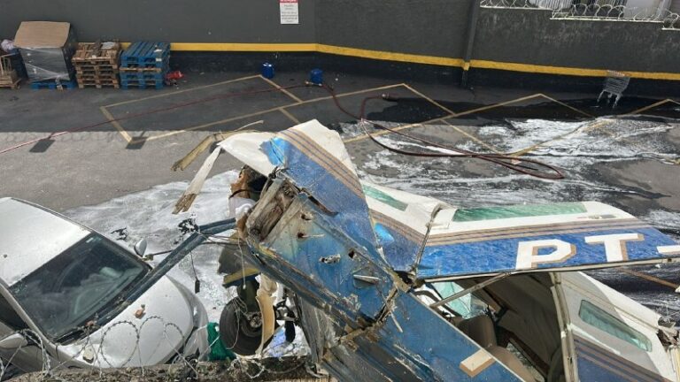 Destroços de avião que atingiu prédio em BH são retirados após mais de 24 horas - Foto: Divulgação/Corpo de Bombeiros