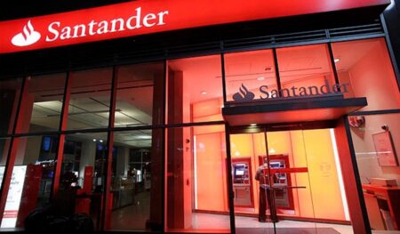 Procon-MG multa Santander em R$ 1,7 milhão por falhas no SAC - Foto: Divulgação/Santander