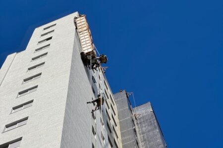 Andaime se rompe e trabalhadores ficam pendurados em prédio de BH Andaime se rompe e trabalhadores ficam pendurados em prédio de BH - Foto: Divulgação/CBMMG