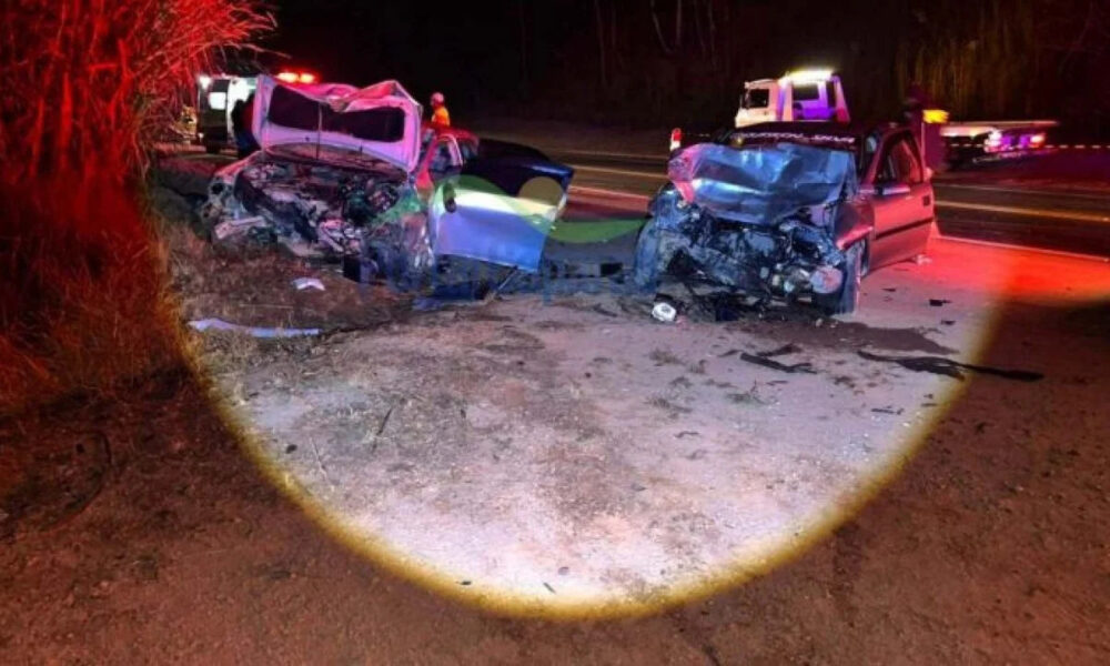 Acidente entre dois carros deixa três mortos e dois feridos na BR-116, em Manhuaçu - Foto: Divulgação/Corpo de Bombeiros