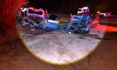 Acidente entre dois carros deixa três mortos e dois feridos na BR-116, em Manhuaçu - Foto: Divulgação/Corpo de Bombeiros