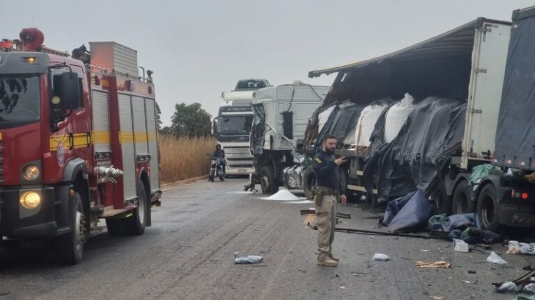Colisão entre três carretas deixa um morto e interdita BR-251, em Francisco Sá - Foto: Divulgação/CBMMG